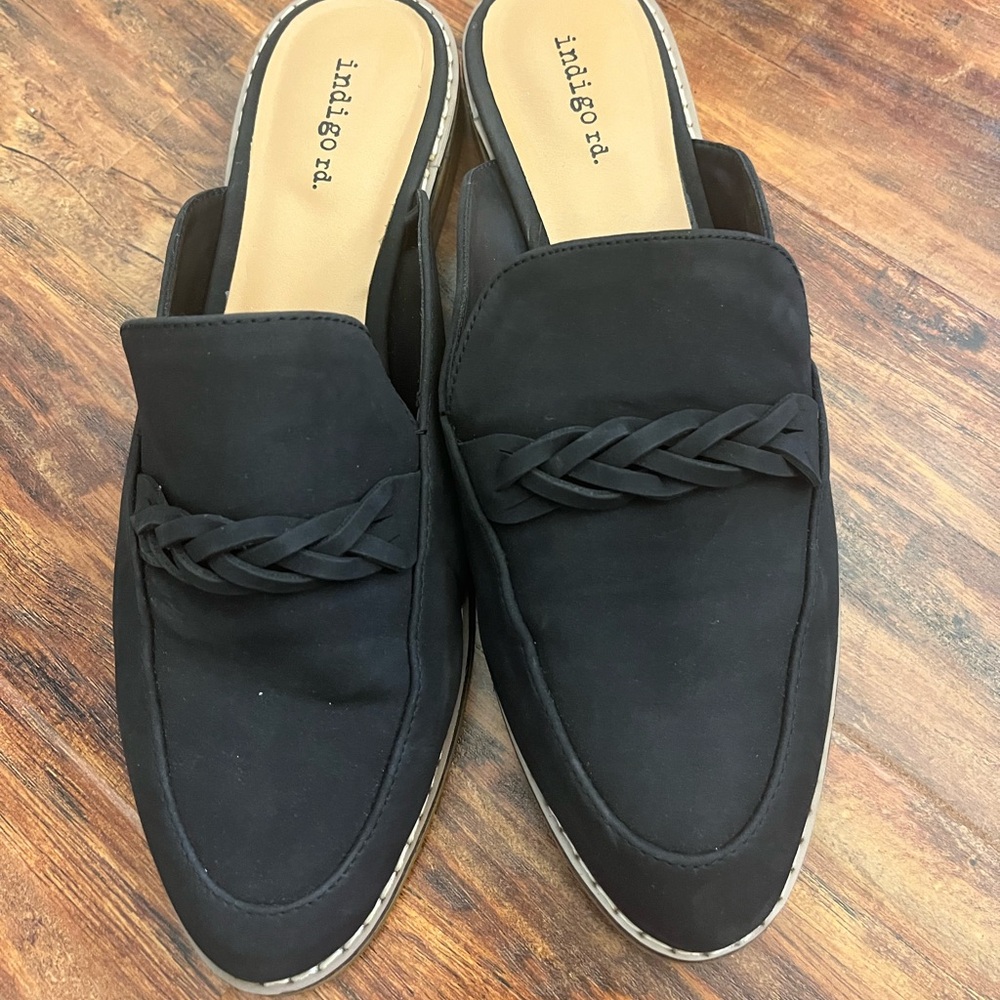 Indigo Rd. Black Skin Braided Mules
